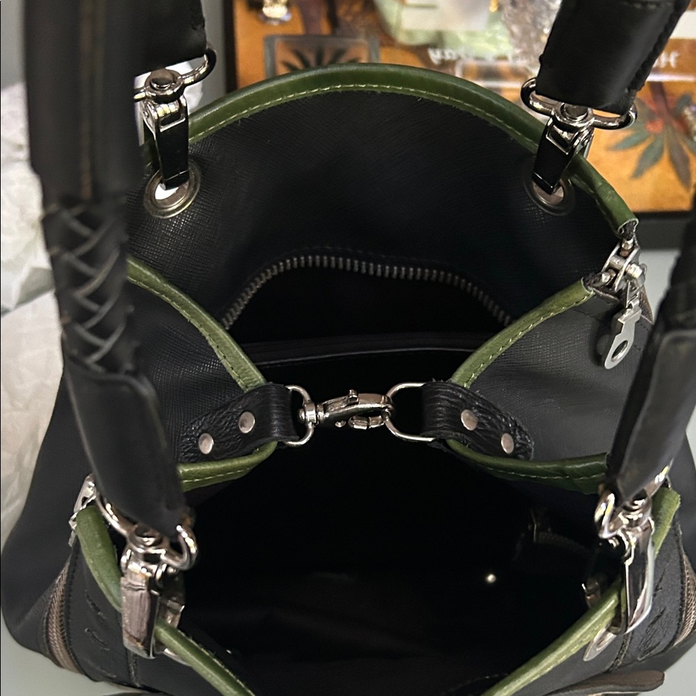 AMAZING 💚🖤  Black and Green Leather Tote with Dog Design! MINT CONDITION‼️ - Picture 11 of 16